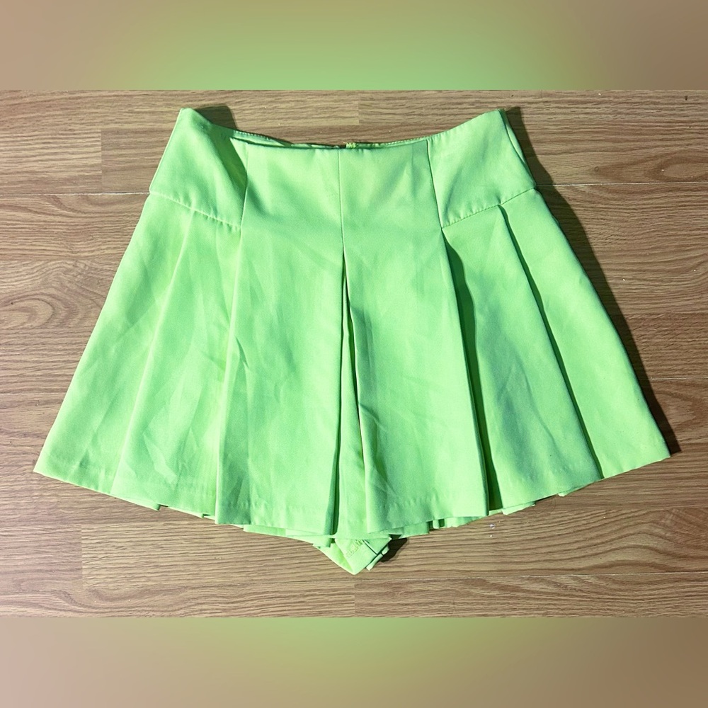 Do+Be light neon yellow/green pleated mini skort. Women’s small
